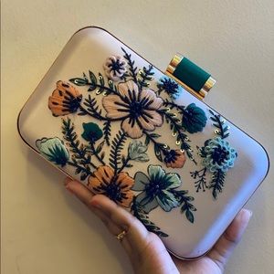 Exclusive Handcrafted Embroidery Box Clucthes 💞.